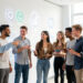 Jeunes adultes en tenue décontractée professionnelle devant des icônes lumineuses représentant différents secteurs en pleine croissance, ambiance moderne et positive dans un studio baigné de lumière.