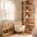 Chambre d’enfant apaisante aux tons doux, avec un coin lecture confortable, des rangements simples et une lumière naturelle chaleureuse.